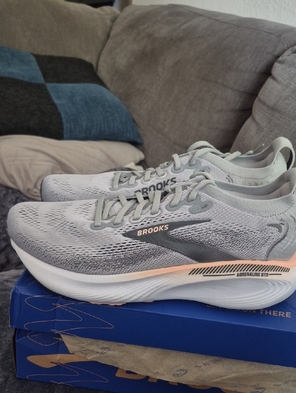 Brooks Adrenaline GTS 25 Women’s 10M Light Gray Peach NWT